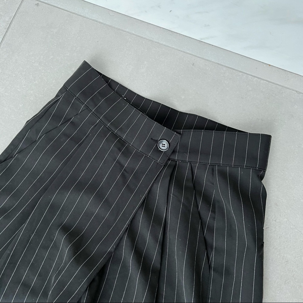 STORETS PINSTRIPE CAPRI SHORTS - Picture 3 of 7
